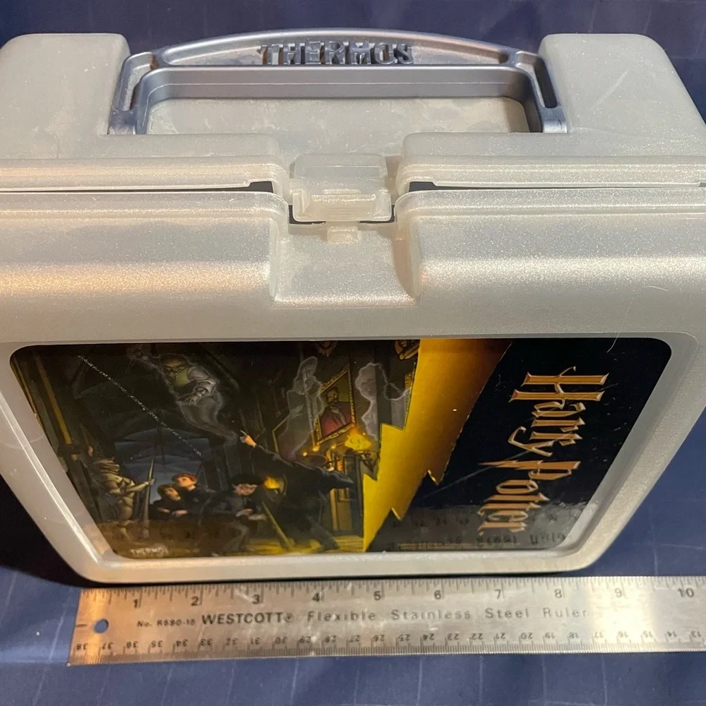 VTG Thermos Co. 2001 Harry Potter gray plastic lunchbox *EUC*